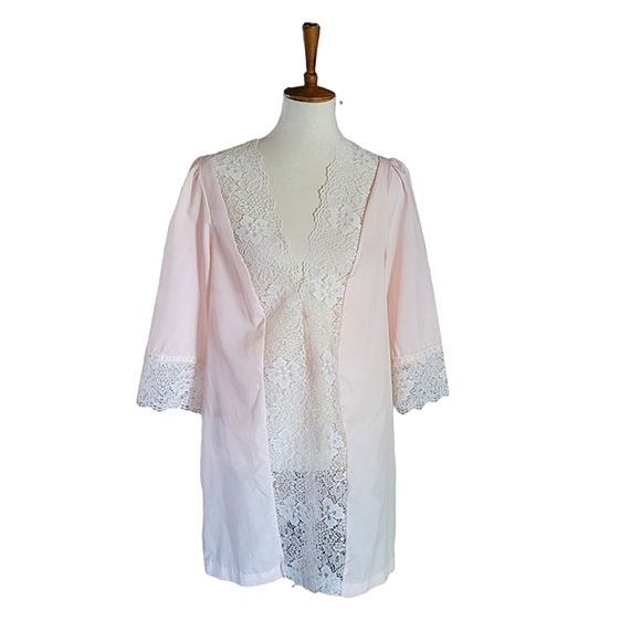 Vintage 1960's Deena Pale Peach Nylon and Lace Robe